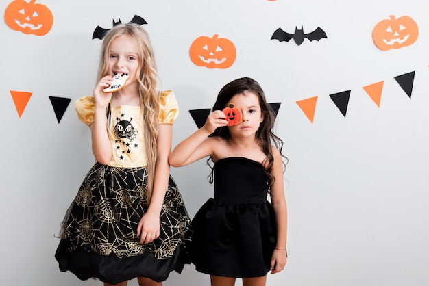 Photo gratuite façade, petites filles en costume de sorcière pour halloween