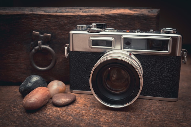 Photo gratuite façade vintage et pierres naturelles sur une table en bois près du vieux coffre