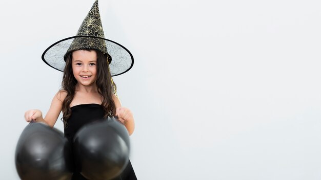 Façade vue de petite fille en costume de sorcière pour halloween