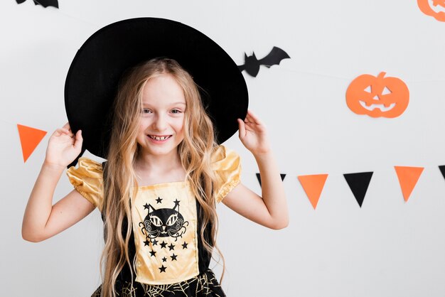 Façade vue de petite fille en costume de sorcière pour halloween