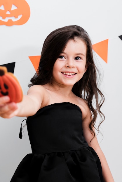 Façade vue de petite fille en costume de sorcière pour halloween