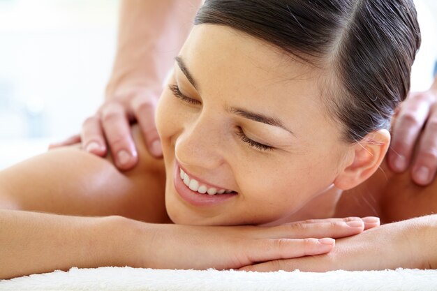 Face à close-up de la femme pendant le massage luxueux
