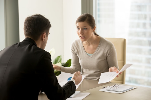 Fâché, femme affaires, discuter, à, homme affaires