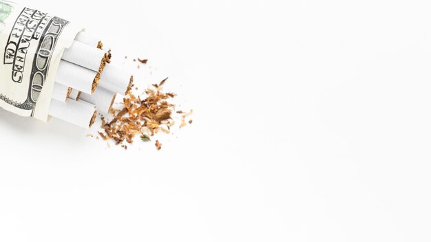 Factures avec cigarettes et copie-espace