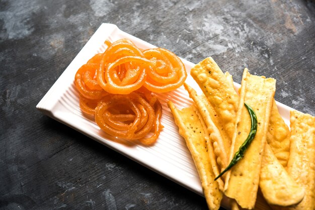 Fafda croustillant avec jalebi sucré est une collation indienne la plus populaire au gujarat, mise au point sélective