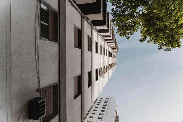 Faible angle de bâtiment massif dans la ville