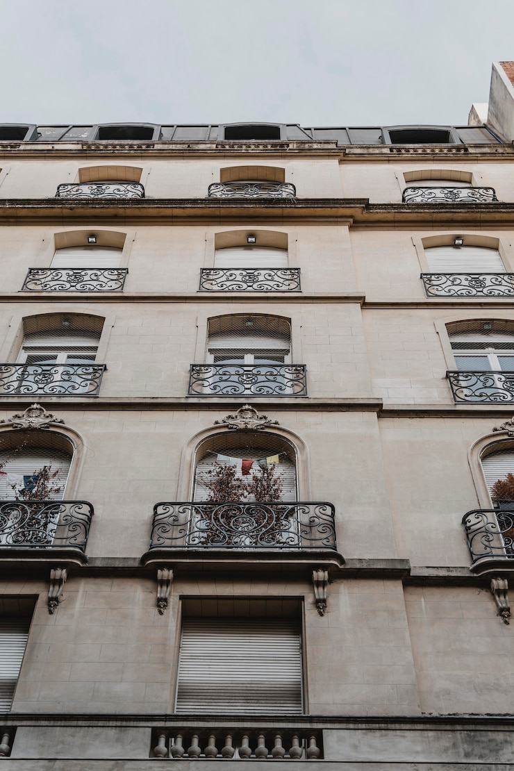 Photo gratuit faible angle de bâtiment structurel dans la ville