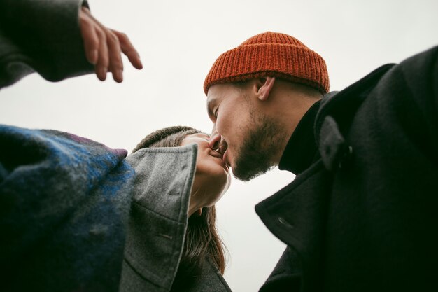 Faible angle de couple charmant à l'extérieur