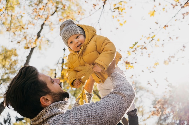 Faible angle du père et du bébé à l'extérieur