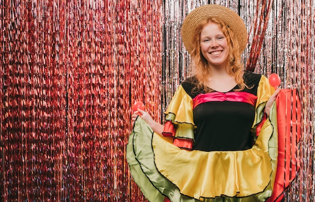 Faible angle féminin déguisé pour le carnaval