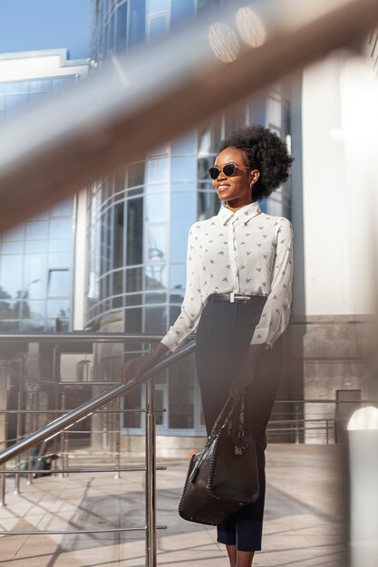 Faible angle, femme, balcon