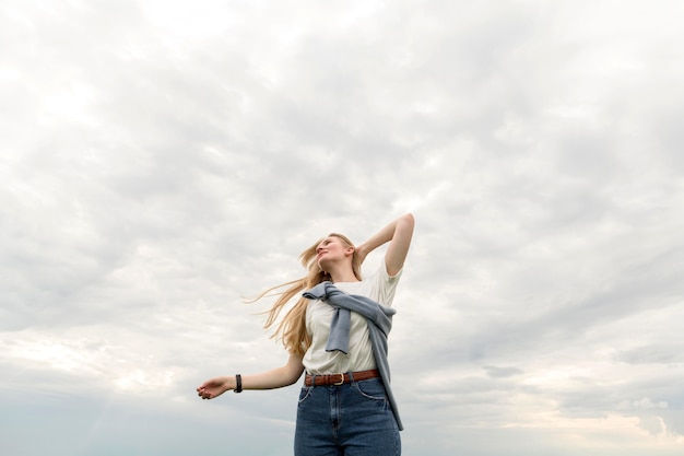 Faible angle de femme posant à l'extérieur