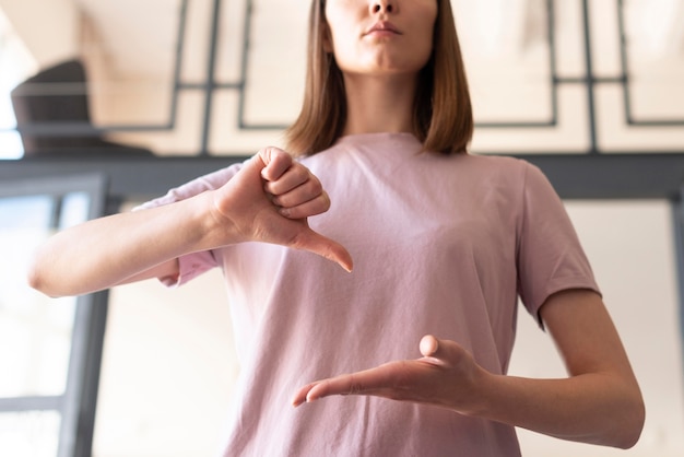 Faible angle de femme utilisant la langue des signes