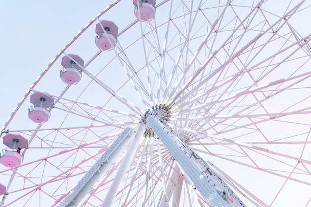 Faible angle de grande roue au parc d'attractions