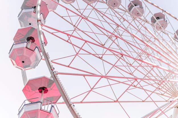 Faible angle de roue de parc d'attractions