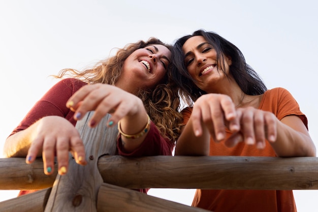 Faible angle de smiley amis femmes à l'extérieur