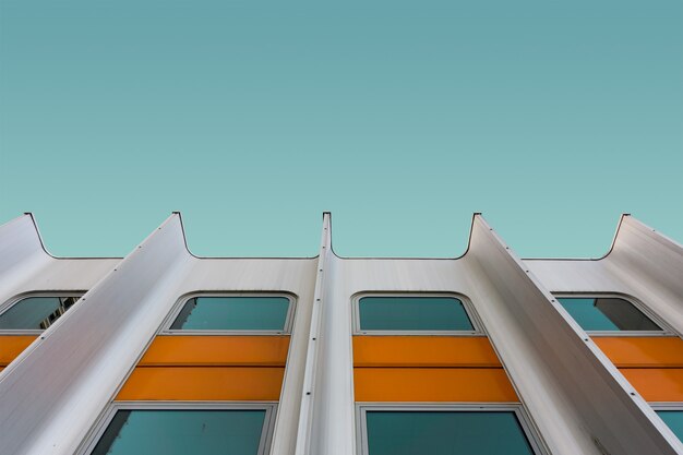 Faible angle de vue d'un bâtiment moderne blanc et jaune sous le ciel bleu