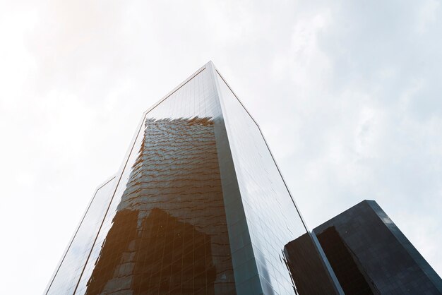 Faible angle de vue avec des bâtiments grandioses