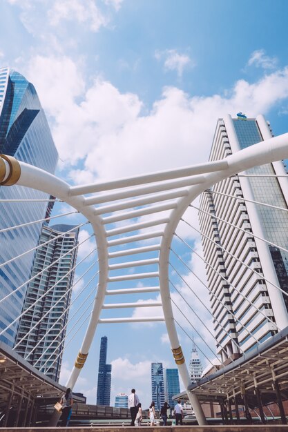 Faible angle de vue de la belle architecture futuriste moderne d'une ville urbaine sur une journée ensoleillée