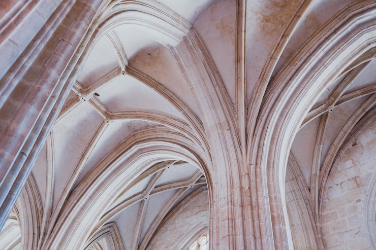 Photo gratuit faible angle de vue des colonnes blanches et du plafond d'un immeuble ancien