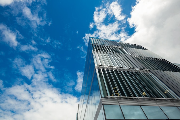 Faible angle de vue du bâtiment de bureaux