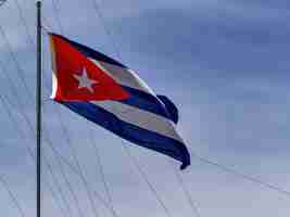 Photo gratuite faible angle de vue du drapeau national de cuba sur un mât