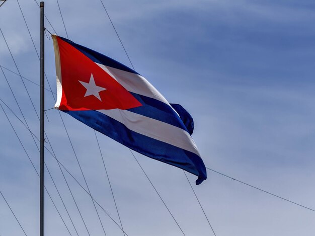 Faible angle de vue du drapeau national de Cuba sur un mât