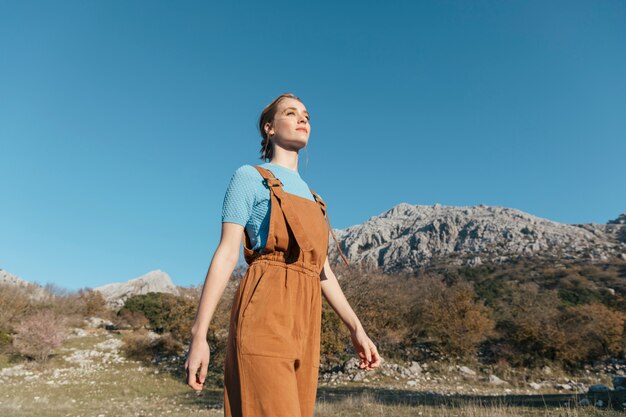 Faible angle de vue femme marchant avec impatience