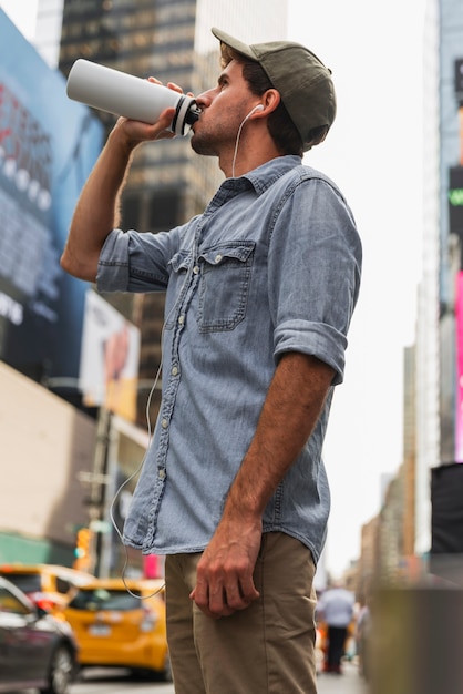 Faible angle de vue avec homme buvant au thermos