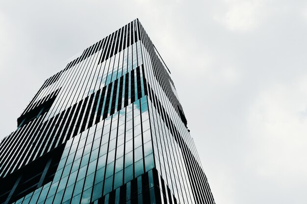 Faible angle de vue d'un immeuble commercial moderne de grande hauteur avec un ciel clair