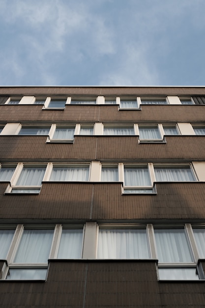 Faible angle de vue d'un immeuble avec des fenêtres