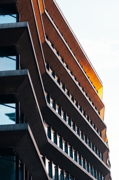 Photo gratuite faible angle de vue d'un immeuble d'habitation à plusieurs étages