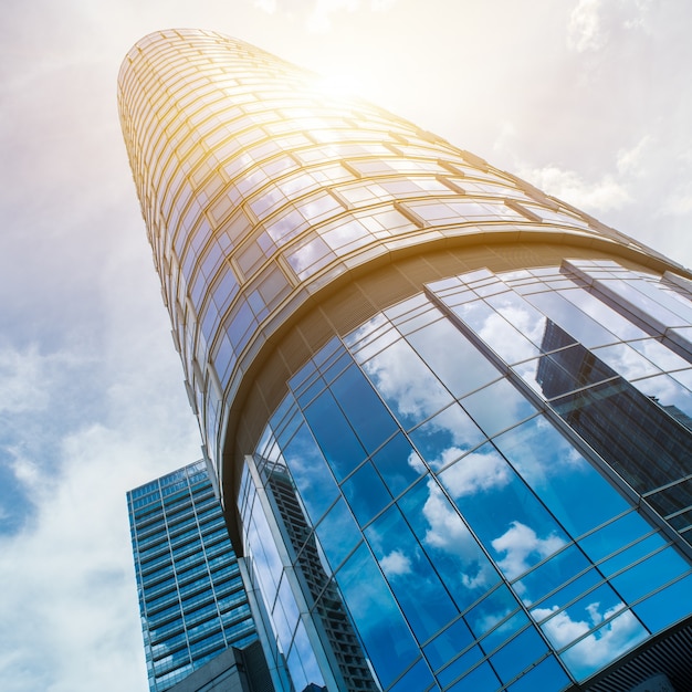 Faible angle de vue des immeubles de bureaux modernes