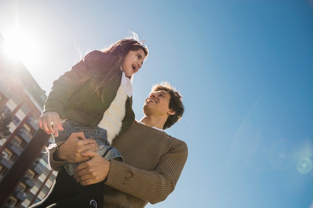 Faible angle de vue d&#39;un père heureux portant sa fille