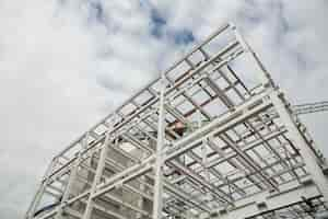 Photo gratuite faible angle de vue de scafolding sur le renforcement