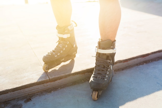 Faible section vue des pieds d&#39;un homme avec un patin