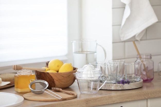 Photo gratuite faire une boisson d'été rafraîchissante préparer de la limonade dans la cuisine concept d'aliments sains