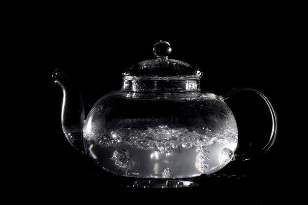 Faire bouillir de l'eau chaude pour l'arrangement du thé