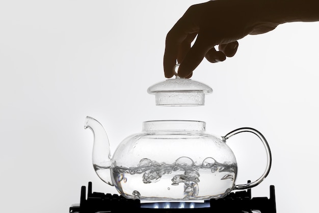 Photo gratuite faire bouillir de l'eau chaude pour l'arrangement du thé