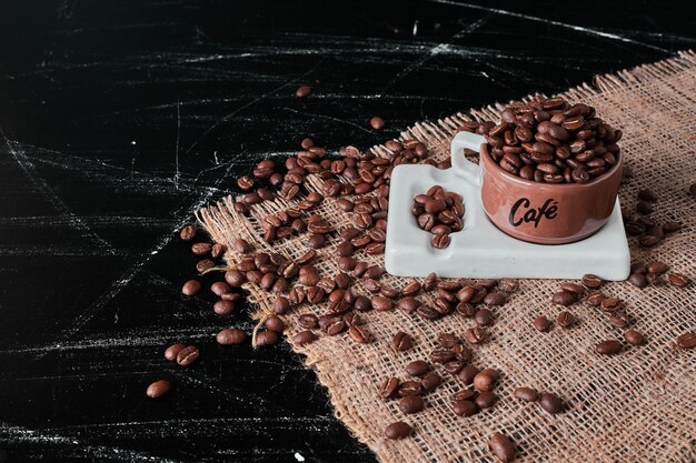 Faire brunir les grains de café dans une tasse.