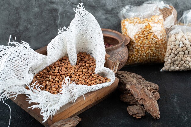 Faire brunir les haricots rouges non préparés sur un panier en bois.