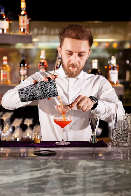 Faire un cocktail au comptoir du bar. Cocktail frais