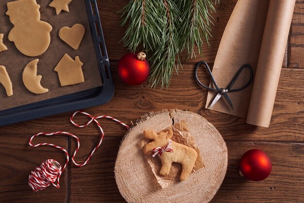 Faire cuire des biscuits au pain d'épice c'est une tradition de Noël