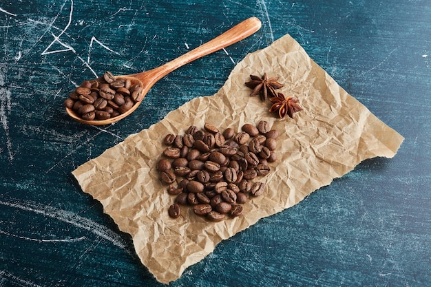 Faire dorer les grains de café sur un morceau de papier.