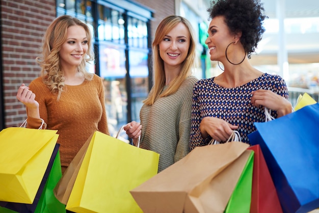 Faire du shopping avec des amis est toujours génial