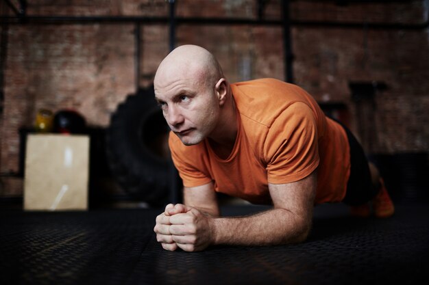 Faire des exercices de planche dans un gymnase