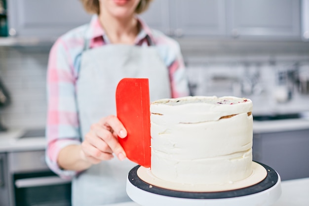 Photo gratuite faire des gateaux