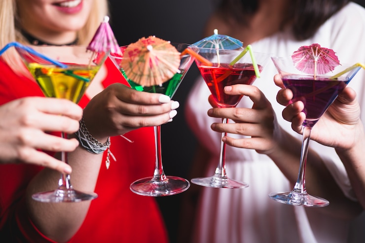 Photo gratuit faire griller avec des cocktails à la fête