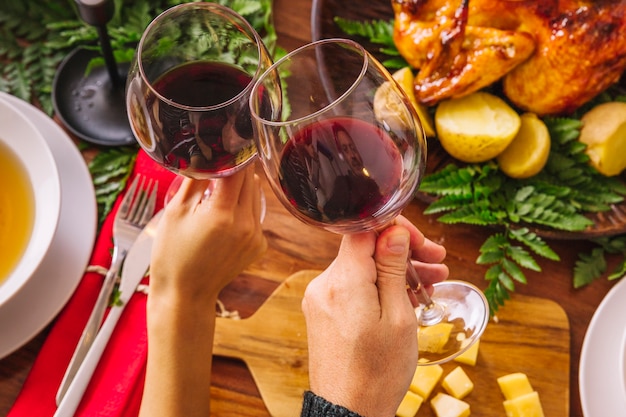 Photo gratuite faire griller avec deux verres de vin