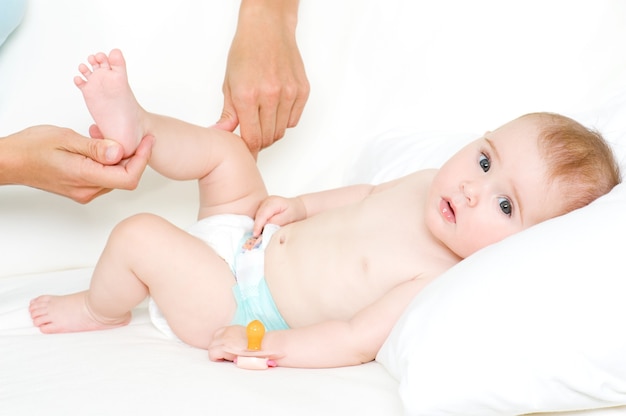 Photo gratuite faire un massage du pied de l'enfant